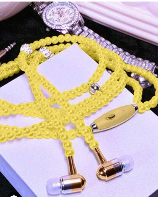Auricular con collar de perlas
